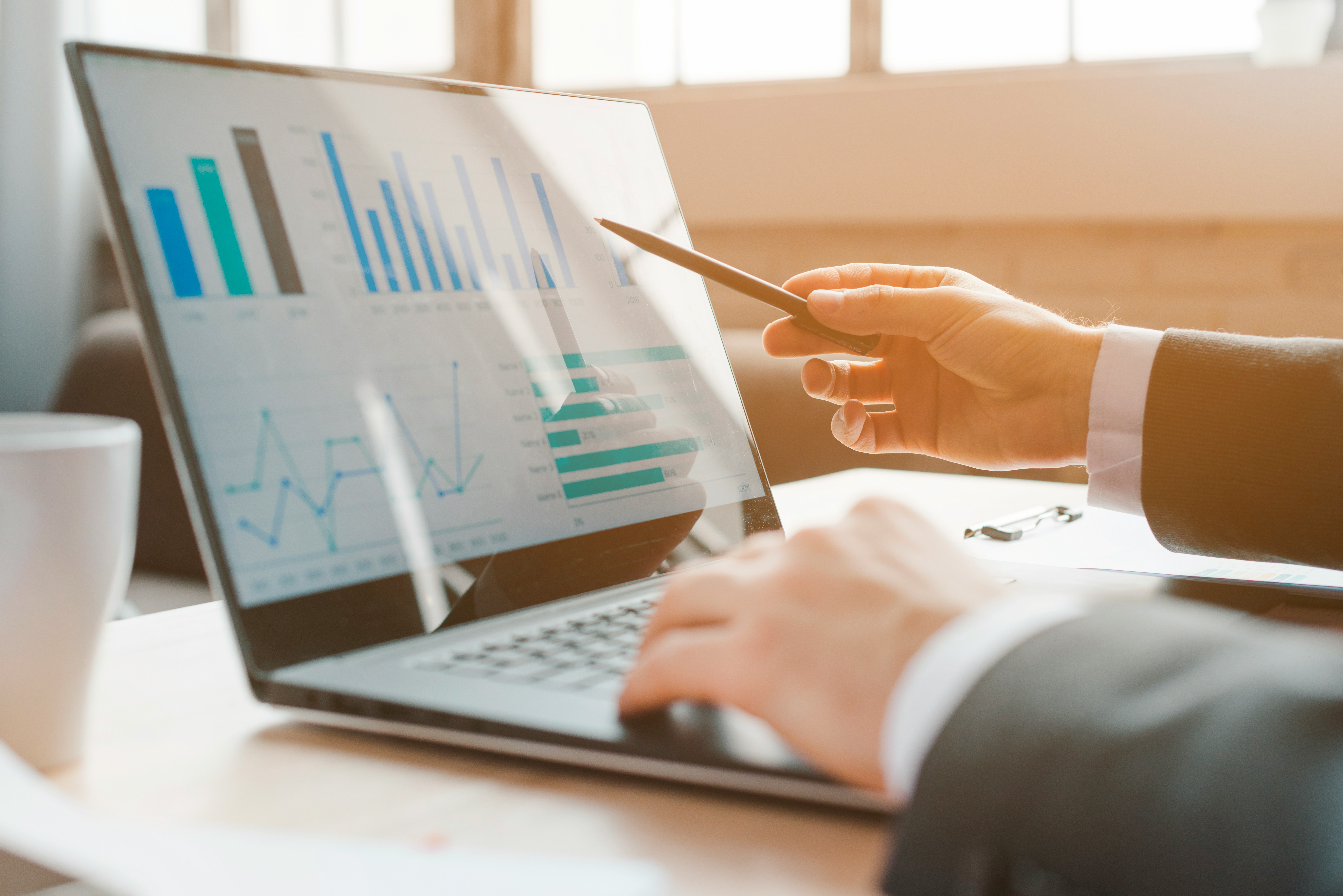 Assessor analisando gráficos de investimentos